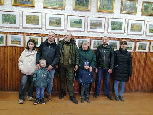 В селе Елховка выставили картины потомственного художника о малой родине